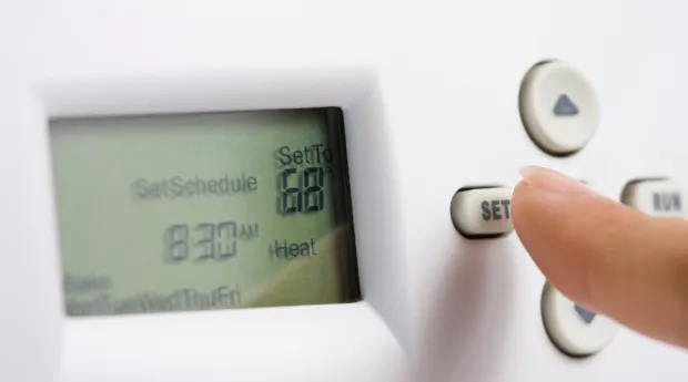 setting temperature to 68 on thermostat